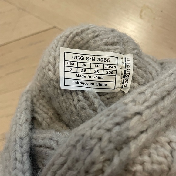 UGG Women's Lattice Cardy #3066; size 5 - Picture 3 of 3